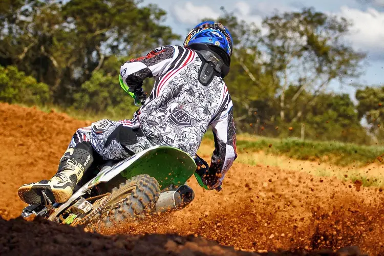 How to get comfortable on a dirt bike and ride like a pro large